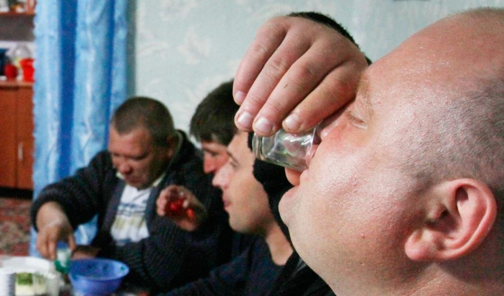 Российские мужчины умирают из-за водки