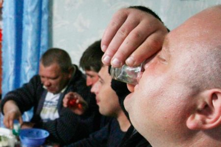 Российские мужчины умирают из-за водки