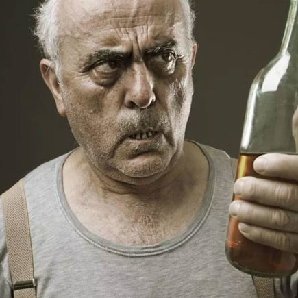 Пожилой алкоголик